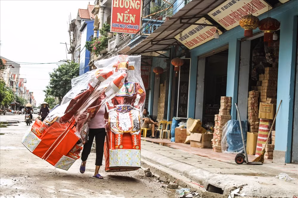 Vào dịp rằm tháng 7 hàng năm, không khí mua bán vàng mã tại đây lại trở nên tấp nập hơn bao giờ hết. Ảnh: Lao động.