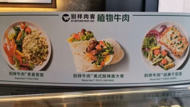 Thịt "làm giả" còn được biết đến với tên gọi "thịt chay" hiện là sản phẩm rất được ưa chuộng trên thị trường. Nhiều hãng đồ ăn nhanh trên thế giới đã sản xuất loại thịt này để phục vụ nhu cầu của khách hàng. Ảnh: BBC.