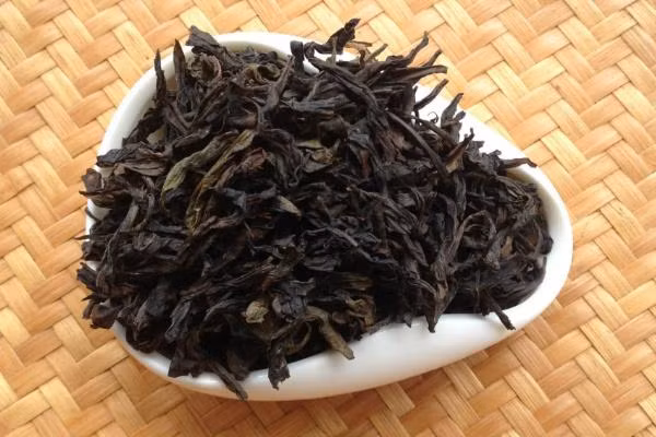 Ngoài ra, việc chế biến Trà Đại Hồng Bào cũng rất kỳ công. Trà được hái mỗi năm một lần, thường vào tháng 5 và tháng 6. Tiêu chuẩn hái lá tươi là mỗi búp có 2-3 lá. Ảnh: Shifure.
