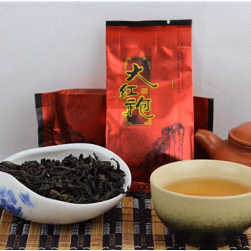 Lá trà sau khi hái về được trải đều dưới nắng, dùng ánh nắng và gió để phơi khô. Lá trà khi đã héo được chuyển vào bên trong và làm mát. Ảnh: Puercn.