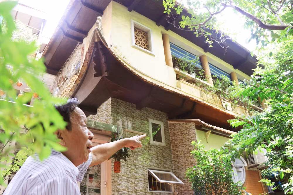 Nằm khuất sau phố Hàng Bạc (Hà Nội) ồn ào, nhộn nhịp là không gian yên bình của biệt thự hơn 70 năm tuổi. Đó là ngôi nhà vườn số 115 Hàng Bạc, cổng phụ tại số 6 Đinh Liệt vốn thuộc sở hữu của vợ chồng cụ Phạm Văn Thanh – Phạm Thị Tề. Vợ chồng cụ Thanh trước đây vốn là chủ hiệu vàng Sư Tử từng nức tiếng giàu có vang bóng một thời ở phố cổ Hà Nội. Ảnh: Saostar.