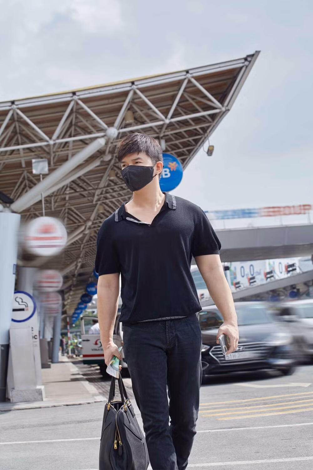 Giữa năm 2020, Nathan Lee xuất hiện tại sân bay với trang phục hàng hiệu khoẻ khoắn, đơn giản nhưng cực kỳ đắt tiền. Nam ca sĩ cũng đeo chiếc nhẫn đính hôn vintage của thương hiệu Cartier trị giá 150 ngàn euros (gần 4 tỷ đồng). Nguồn: FBNV