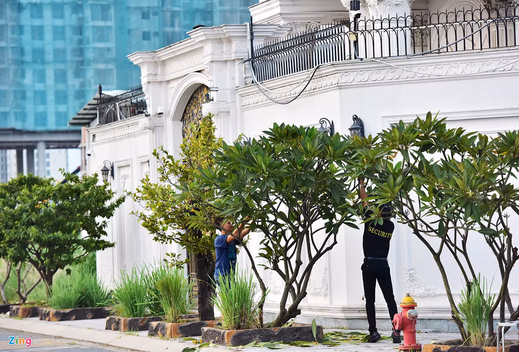 Căn biệt thự hàng ngày đều có người trông coi, chăm sóc cây cảnh. Ảnh: Zing.