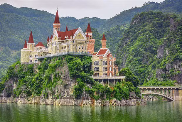 Lâu đài Cát Long nằm trên một đảo hồ đá vôi ở phía tây nam tỉnh Quý Châu mất điểm trầm trọng do tàn phá cảnh quan thiên nhiên vốn đang rất đẹp