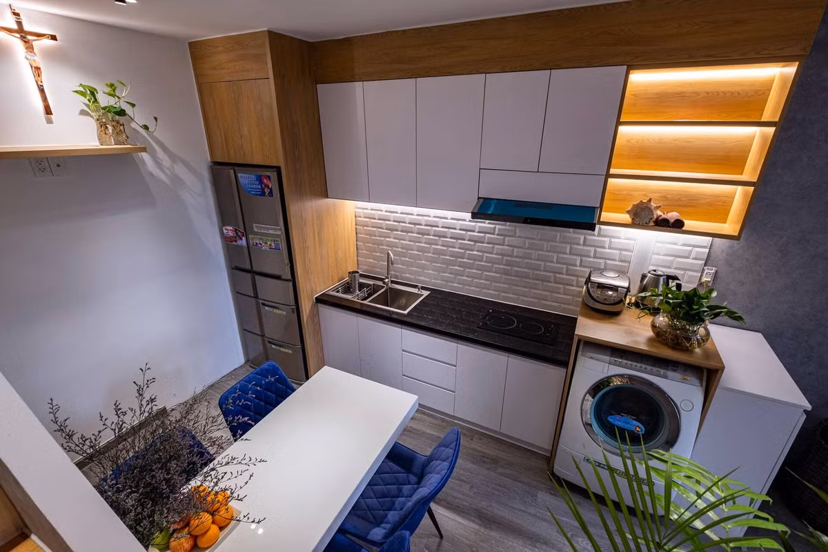 Tủ bếp đóng chạm trần nhằm tối ưu diện tích sử dụng. Ảnh: Happynest