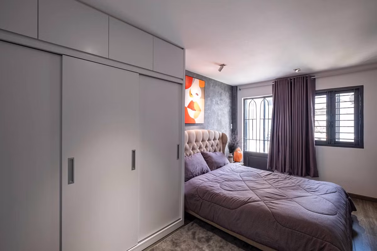 Tương tự trong phòng ngủ, tủ quần áo sử dụng cửa trượt. Ảnh: Happynest