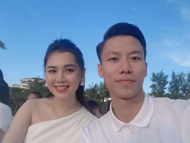 Chuyện tình đẹp như mơ và cuộc hôn nhân hạnh phúc của cặp đôi hot girl - cầu thủ khiến nhiều người ngưỡng mộ.