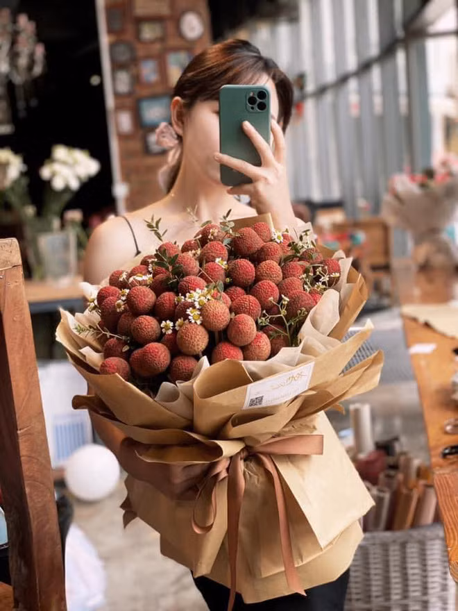 Bó hoa trái cây vải thiều này đã kết hợp loại đặc sản miền Bắc với các loại hoa, lá phụ khác như hoa baby trắng nhập từ Hà Lan, hoa thạch thảo...Ảnh: Facebook