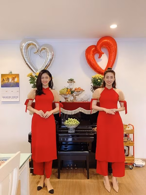 Ngô Trà My - Ngô Thanh Thanh Tú là hai chị em ruột đều đạt giải ở cuộc thi sắc đẹp đình đám. Ngô Trà My giành ngôi Á hậu 1 của Hoa hậu Hoàn vũ Việt Nam 2015 còn Ngô Thanh Thanh Tú vừa giành ngôi Á hậu 1 của Hoa hậu Việt Nam 2016. Ảnh: FBNV.