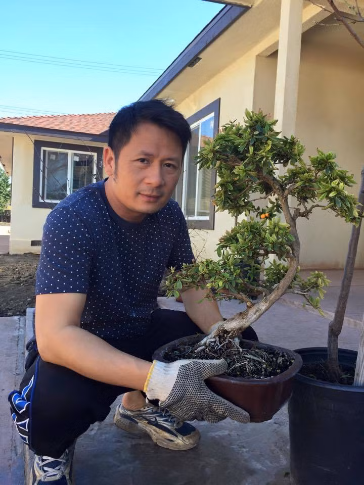 Khu vườn nhà Bằng Kiều ở Mỹ rộng rãi, trồng rất nhiều hoa quả như bưởi, khế, táo, hoa hồng, hoa lan...Ảnh: FBNV.