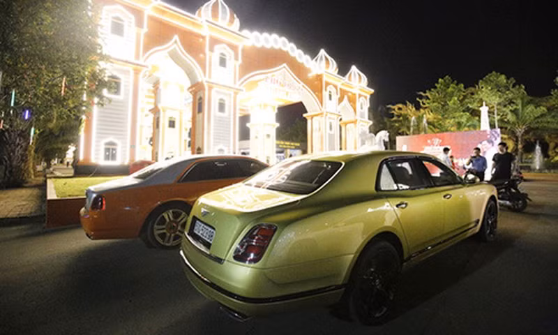 Bên cạnh đó, bà chủ khu du lịch Đại Nam còn được chồng tặng chiếc Bentley Mulsanne màu xanh chuối độc đáo, giá khoảng 50 tỷ đồng tại Việt Nam. Ảnh: Vietnamnet
