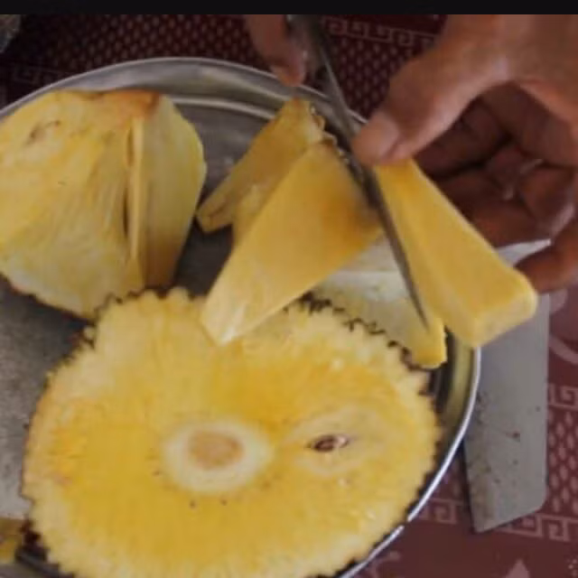 Giá của loại trái cây không hạt này không hề rẻ, có khi lên đến 50.000 đồng/kg. Một trái mít có thể nặng lên đến 20kg. Với giá này, khách hàng phải trả hơn triệu đồng cho một trái mít nhưng vẫn đắt khách. Ảnh: Internet