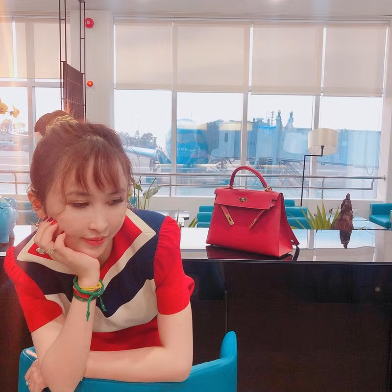 Bộ sưu tập túi hàng hiệu của vợ hai Minh Nhựa có tới vài trăm chiếc đều thuộc các thương hiệu nổi tiếng và đắt giá nhất hành tinh.