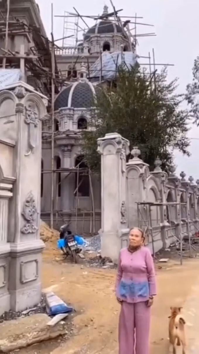 Ngôi nhà xây tại Hà Tĩnh. Bà Mai bố trí cho mẹ một căn phòng tầng trệt rộng rãi với đầy đủ tiện nghi. Ảnh: Molistar.