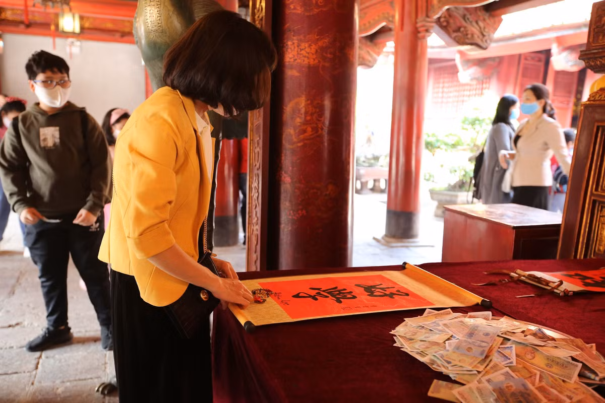 Bên trong khuôn viên của Văn Miếu, người dân tập trung để làm lễ, xin chữ, hòa mình vào không khí vui tươi trong ngày đầu tiên năm mới đều có ý thức chủ động phòng, chống dịch bệnh.