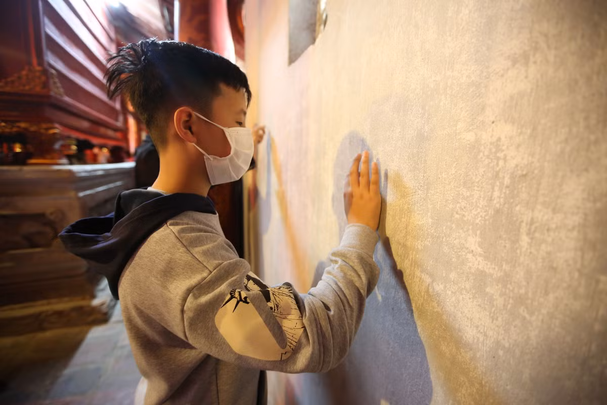 Ngoài khách du Xuân, nhiều gia đình cũng đưa con đến Văn Miếu - Quốc Tử Giám để cầu xin thuận lợi trên con đường học tập.