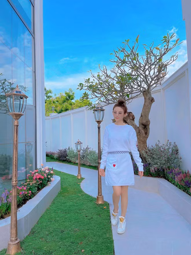 Lối đi quanh nhà thiết kế đẹp như trong công viên.