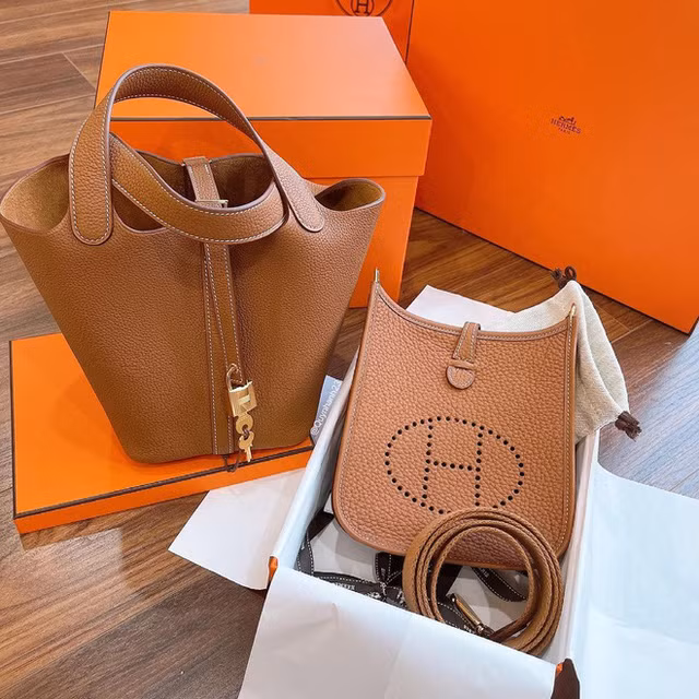 Gần đây, bà xã Duy Mạnh sắm không ít những món đồ của thương hiệu Hermes. Ảnh: Facebook