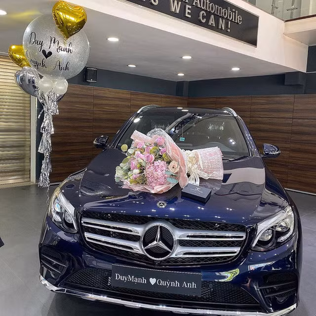 Trước đám cưới, Duy Mạnh - Quỳnh Anh đã mạnh dạn chi tiền sắm không ít những món đồ xa xỉ. Một trong số đó là chiếc Mercedes GLC 300 có giá khoảng hơn 2 tỷ. Ảnh: Vietnamnet
