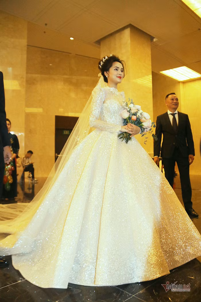 Riêng chiếc váy cưới mà Quỳnh Anh diện cũng là hàng đặt riêng với mức giá được tiết lộ là 1 tỷ đồng. Ảnh: Vietnamnet