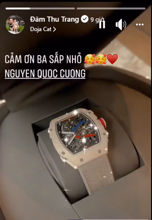 Mới đây, trên trang cá nhân, Đàm Thu Trang đăng tải hình ảnh chiếc đồng hồ hàng hiệu kèm theo chú thích: "Cảm ơn ba sấp nhỏ". Ảnh: FBNV
