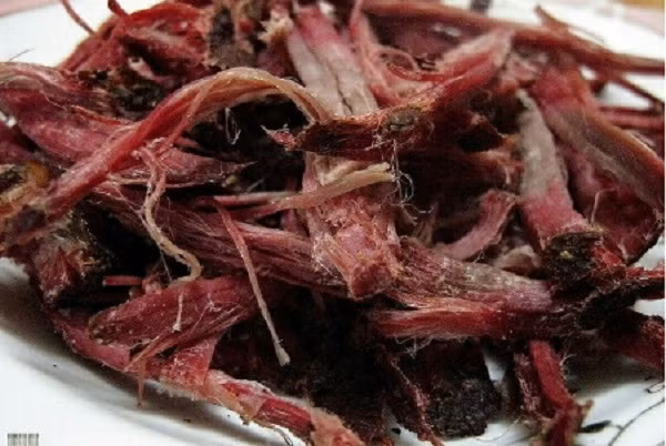 Thịt lợn sấy Tây Bắc là một trong những đặc sản vùng cao được nhiều người dân Hà thành yêu thích. Giá thịt lợn sấy dao động từ 230.000 - 300.000 đồng/kg. Ảnh: Shoopee.