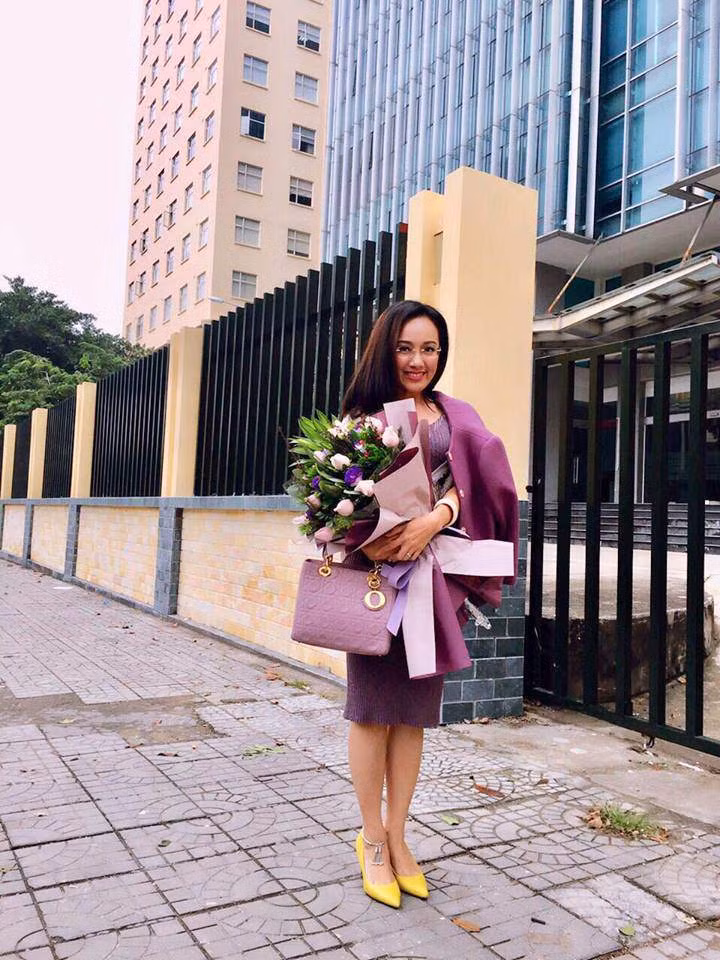 Túi Lady Dior cỡ lớn của nữ MC xinh đẹp. Ảnh: Internet