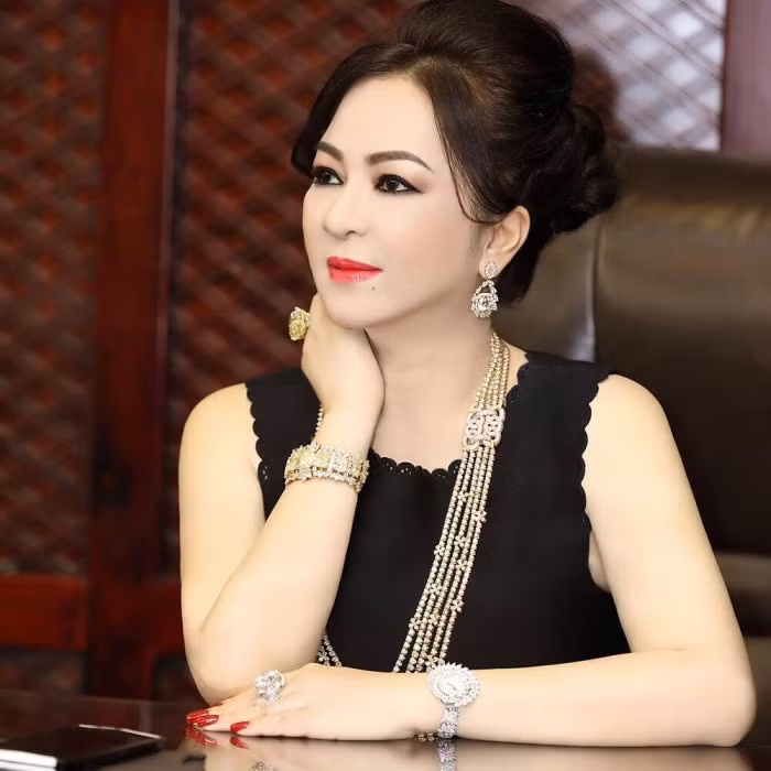 Mỗi lần xuất hiện, bà Phương Hằng lại đeo một mẫu kim cương khác nhau với các kích thước từ nhỏ đến to. Nguồn ảnh: FBNV,