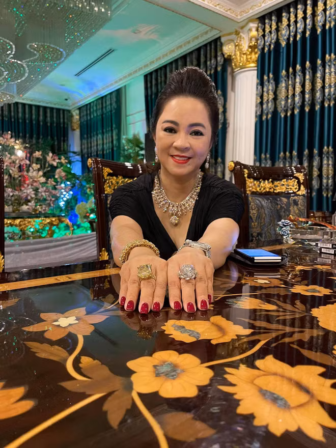 Bà Phương Hằng từng khoe 2 cục hột xoàn to như hột mít như để chứng minh chuyện kim cương tính bằng kí.