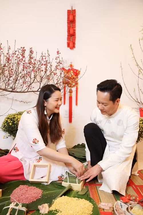 Đại gia Đức An gói bánh chưng cùng vợ để cảm nhận không khí Tết cổ truyền của dân tộc.