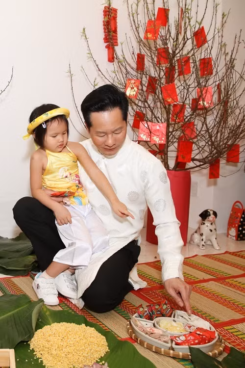 Phan Như Thảo và ông xã mong con gái biết thêm nhiều hơn về nét truyền thống mà ông bà ngày xưa để lại. Nguồn ảnh: FBNV.