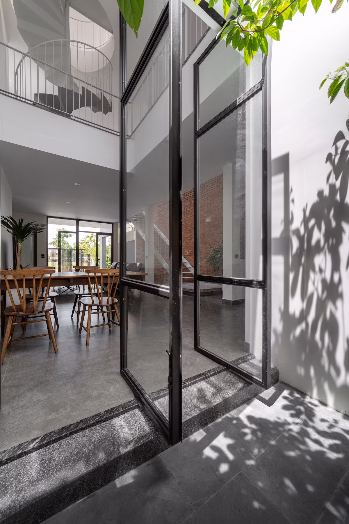 Trục giao thông đứng cũng được đổi vị trí và chuyển tiếp linh hoạt giữa các tầng tạo ra nhiều góc nhìn mới mẻ hơn.