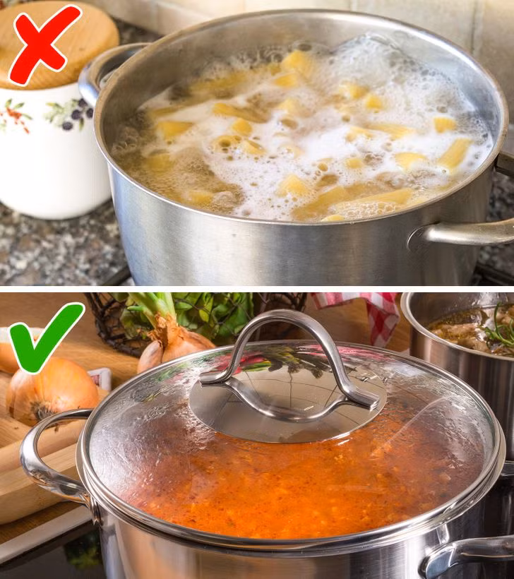 Đậy vung khi nấu là thói quen tốt giúp bạn tiết kiệm tiền điện hàng tháng. Lý do là, khi đậy vung nồi, bạn có thể đặt nhiệt độ thấp hơn và giảm thời gian nấu.