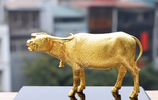 Theo các cơ sở sản xuất, phải mất tới 4 tháng để cho ra đời mẫu tượng trâu mới qua nhiều công đoạn như: Lên ý tưởng, thiết kế 3D, in 3D, ra khuôn đúc, đúc đồng, mạ vàng. Ảnh: Golden Gift Việt Nam