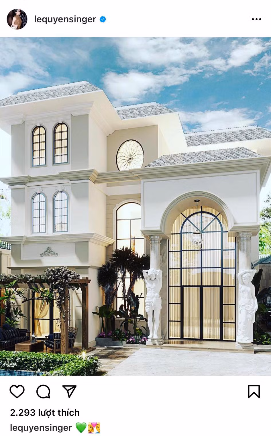 Trước đó, Lệ Quyên từng đăng tải hình ảnh hình ảnh phía ngoài của căn biệt thự mới. Theo đó có thể thấy tổ ấm mới của nữ ca sĩ mang phong cách Hy Lạp cổ điển.
