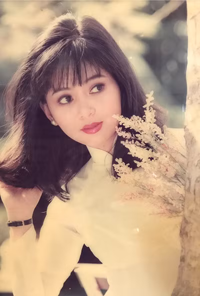 Nói về nhan sắc của mẹ chồng Tăng Thanh Hà, một vị đạo diễn nổi tiếng đã từng nói: "Dù đã gặp nhiều giai nhân nhưng vẻ đẹp thánh thiện của cô ấy làm tôi sững sờ. Cô ấy có đôi mắt tuyệt đẹp, ngây thơ, trong vắt". Ảnh: 2dep