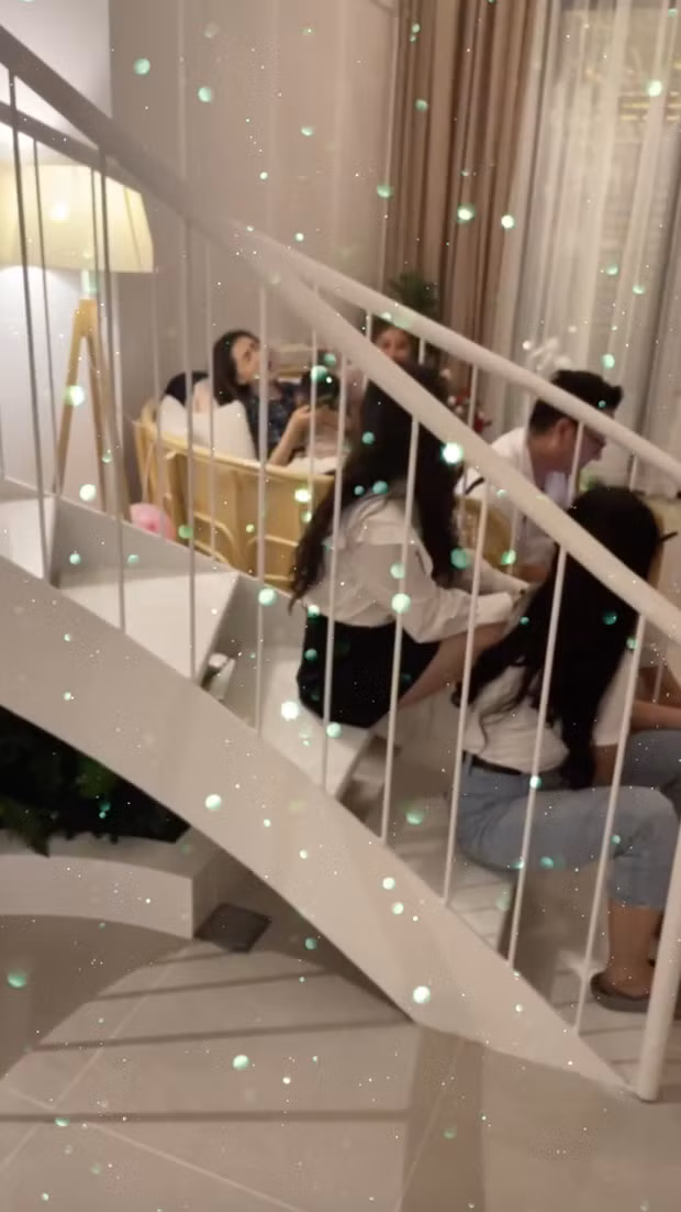 Điểm nhấn trong biệt thự của Trường Giang - Nhã Phương là chiếc cầu thang được uốn lượn đẹp mắt. Ảnh chụp màn hình