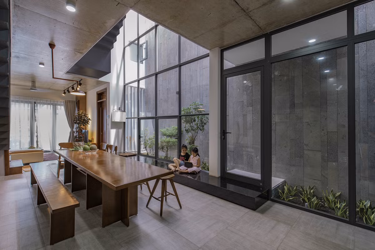 Phòng ăn và giải trí có đầy đủ chức năng để làm việc, vui chơi trong khi tận hưởng khoảng sân trong xanh mát.