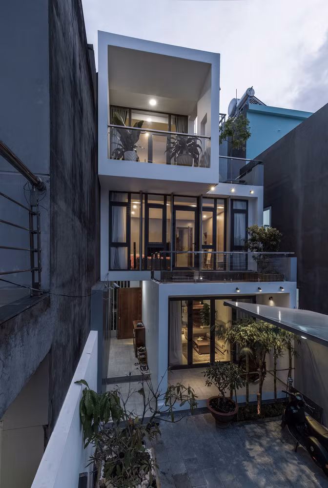 Nằm trong một khu dân cư yên tĩnh tại Thủ Dầu Một (Bình Dương), DD House là tổ ấm của gia đình 3 thế hệ. Ngôi nhà cần được thông gió để tận dụng tối đa không khí xung quanh.