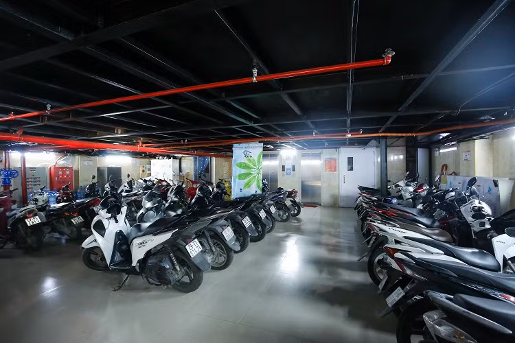 Khu vực nhà để xe, thang máy, lối vào căn hộ đều được vệ sinh sạch sẽ mỗi ngày. Ảnh: Dân Việt