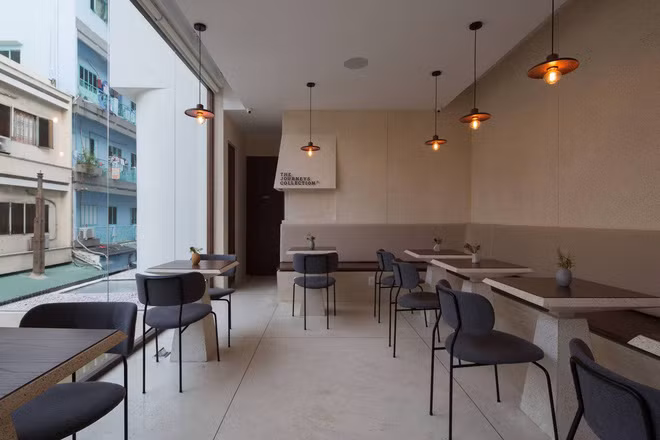 Gam màu trầm mang đến sự thanh lịch cho quán.