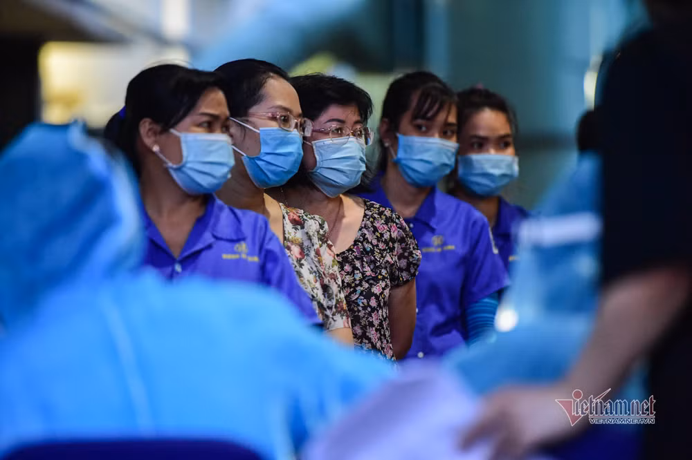 Công nhân xếp hàng dài chờ lấy mẫu sau giờ làm