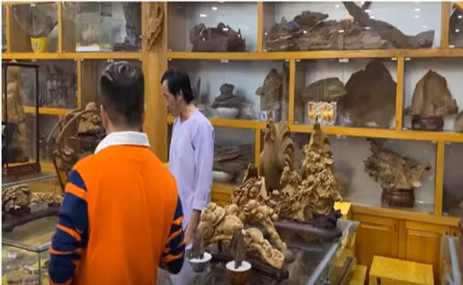 Chỉ riêng những chiếc vòng trầm hương được NSƯT Hoài Linh giới thiệu đã có mức giá choáng ngợp lên đến 100.000 USD (2,3 tỷ đồng). Ảnh: Youtube