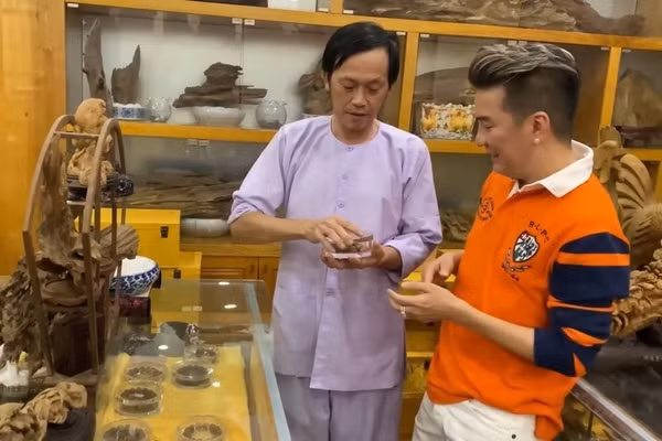 Đàm Vĩnh Hưng từng tiết lộ Hoài Linh sở hữu cả một phòng rộng chứa hàng trăm bức tượng, phù điêu, non bộ lớn nhỏ bằng trầm hương, được trạm trổ tinh xảo. Ảnh: Youtube