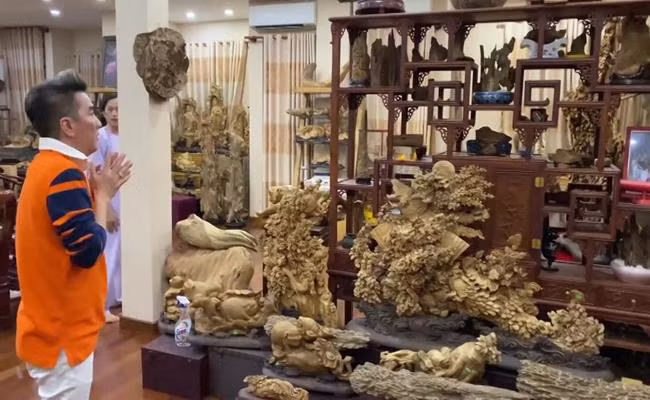 Ngoài kim cương, nghệ sĩ Hoài Linh còn có một thú chơi xa xỉ khác là trầm hương – loại gỗ quý có giá rẻ nhất khoảng 6000 USD (139 triệu/kg). Ảnh: Youtube
