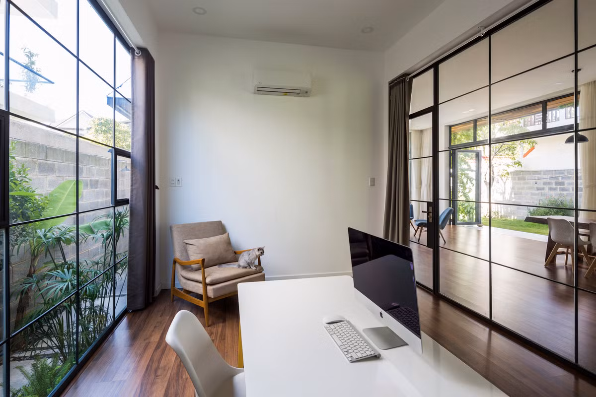 Để giữ sự riêng tư, tĩnh lặng nhưng vẫn hòa đồng với không gian sinh hoạt chung của tất cả các thành viên, phòng thư giãn, phòng làm việc của gia chủ được thiết kế với khung kính trong suốt.