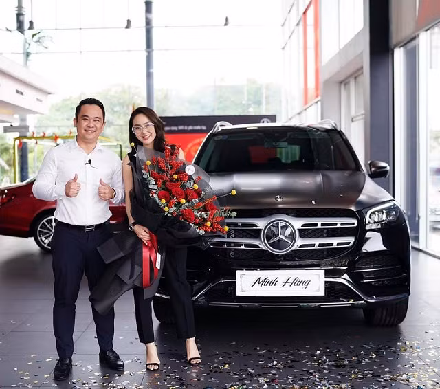 Tau xe hop nhap tu My ve choi Tet, Minh Hang giau co nao?