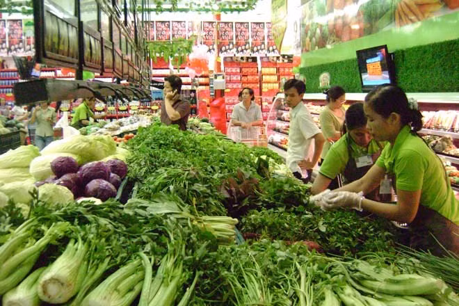 Với các sản phẩm bán theo cân, chẳng hạn như rau, bạn có thể lắc kĩ để vẩy bớt nước ra ngoài trước khi cho vào túi và mua nó. Bởi, lượng nước dư thừa bám vào các cây rau, thực phẩm sẽ làm nặng cân hơn, bạn sẽ phải trả một khoản tiền nhiều hơn.