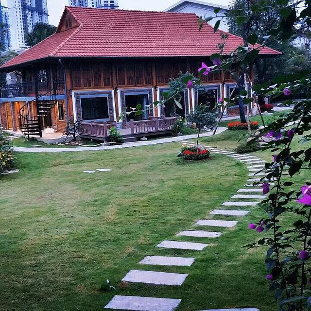 Ở chính giữa mảnh đất, ngôi nhà 2 tầng được xây dựng theo lối kiến trúc thuần Việt với mái ngói đỏ tươi, không gian mở gần gũi với thiên nhiên. Ảnh: Dân Việt.