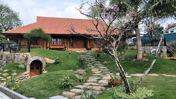 Căn nhà tọa lạc giữa mảnh đất vuông vắn có diện tích rộng. Ảnh: Vietnamnet